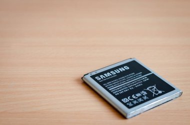  Romanya -14 Nisan 2020: Samsung telefonu için kullanılan eski depolama bataryalarının kapatılması bir yenileme merkezine götürülmeye hazır .