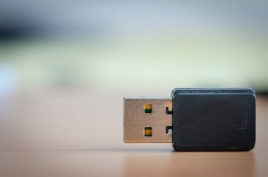 Taşınabilir internet bağlantısı için kullanılan taşınabilir Wireless N Bluetooth Adaptörünün yakın plan görüntüsü  .