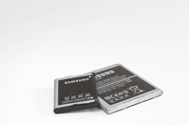  Romanya - 18 Nisan 2020: Samsung telefonları için kullanılan eski depolama bataryalarının kapatılması yenilenmeye hazır .