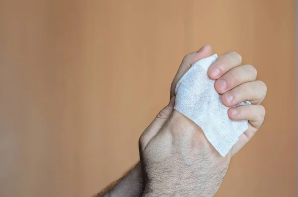 Hombre Limpiando Las Manos Con Pañuelo Sanitario Antibacteriano Después Trabajar —  Fotos de Stock