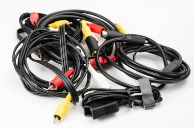 Kamera, dvd oynatıcı ve beyaz arkaplanda blu-ray arasındaki bağlantı için analog rca kablosu yığınını kapat.