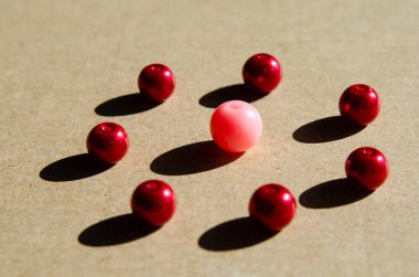 Covid-19 salgını sırasında sosyal mesafeler. Toplumda etnik ayrımcılık ve ırkçılık. Ağ ve iş ekibi bağlantısı .