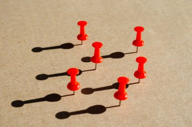 Sosyal mesafe veya takım çalışmasına ilişkin kavram için kullanılan karton üzerindeki raptiye grubu. 