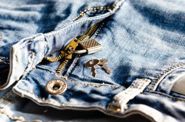 Fermuarı anahtarlar ve asma kilitle aç. Tecavüz ya da cinsel taciz .