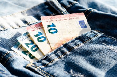 Arka cebinde 10 ve 20 euro var. Yoksulluk ve asgari ücretle ilgili kavram .