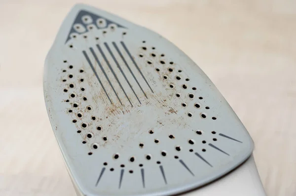 Elektrikli, paslı, eski kıyafetlerin yakın çekimi. Çamur ve çiziklerle dolu demirler. .