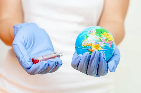 Hastalık ve koronavirüs için küresel aşı kavramı .