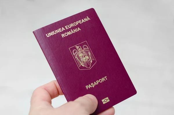 白い背景にルーマニアのパスポートのビューを閉じます 世界各国への渡航に必要な書類 ロイヤリティフリーのストック写真