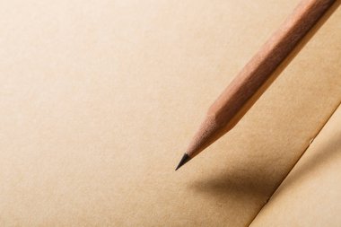 kahverengi kağıt arka plan metin için çapraz ve boş yere kahverengi kalem ile