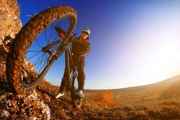 일출 바위 가신에 자전거 타고 산악 자전거의 낮은 각도 보기 — 스톡 사진