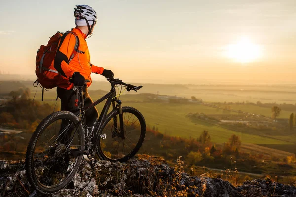 Widok z rowerzystą, stojąc z rowerów górskich na wzgórzu szlak o zachodzie słońca — Zdjęcie stockowe
