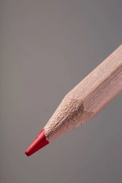 Κόκκινο μολύβι σε γκρι φόντο — Φωτογραφία Αρχείου