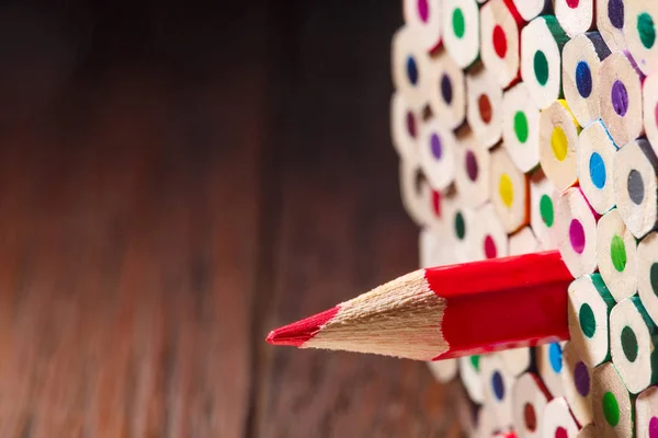 Pack Buntstifte mit einem einzigen scharfen, der das Führungskonzept symbolisiert — Stockfoto