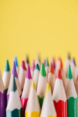 Sarı arka plan üzerinde renkli kalemler farklı renkle kapat