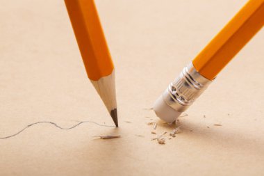 Kalem kağıt ve kalem silgi şerit kaldırma dalgalı bir çizgi çizin. İş kırılma kavramı.