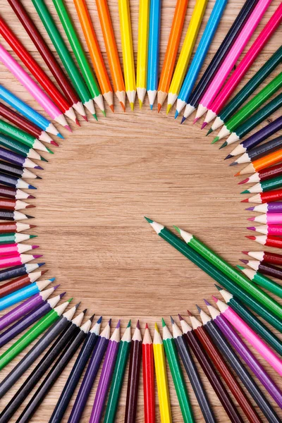 나무 배경, 평면도에 원형에서 배열 하는 색깔 연필 — 스톡 사진