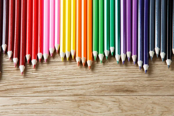 Drawing green pencils on a wooden background — Stock Photo, Image