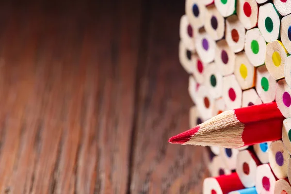 Un crayon rouge aiguisé parmi tant d'autres — Photo