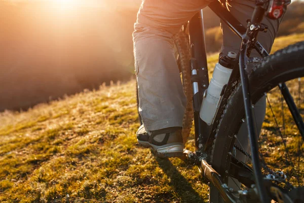 Bisikletçi bacaklar bahar zaman üstünde belgili tanımlık tepe dağ bisikleti binme — Stok fotoğraf