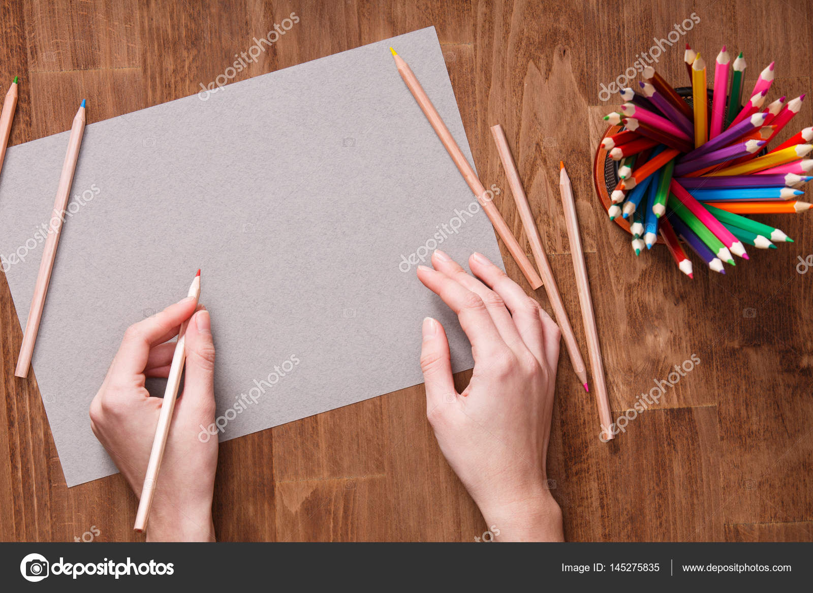 Mani della ragazza disegno vuoto giallo carta e matite colorate sulla vecchia tavola di legno Disegno e pittura Hobbi Arte e design