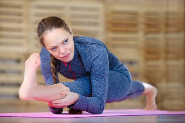 Kadının Revolved kafa diz poz - Aşama 2 olarak adlandırılan yoga egzersiz yapması,