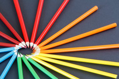 bir daire üst koyu arka plan üzerinde yukarıdan sol düzenlenen renkli kalemler