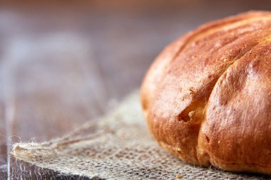 bir somun ekmek yakın çekim kahverengi bir arka plan üzerinde. bulanıklık ve makro yakın çekim.