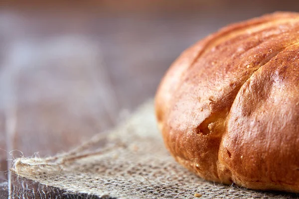 bir somun ekmek yakın çekim kahverengi bir arka plan üzerinde. bulanıklık ve makro yakın çekim.