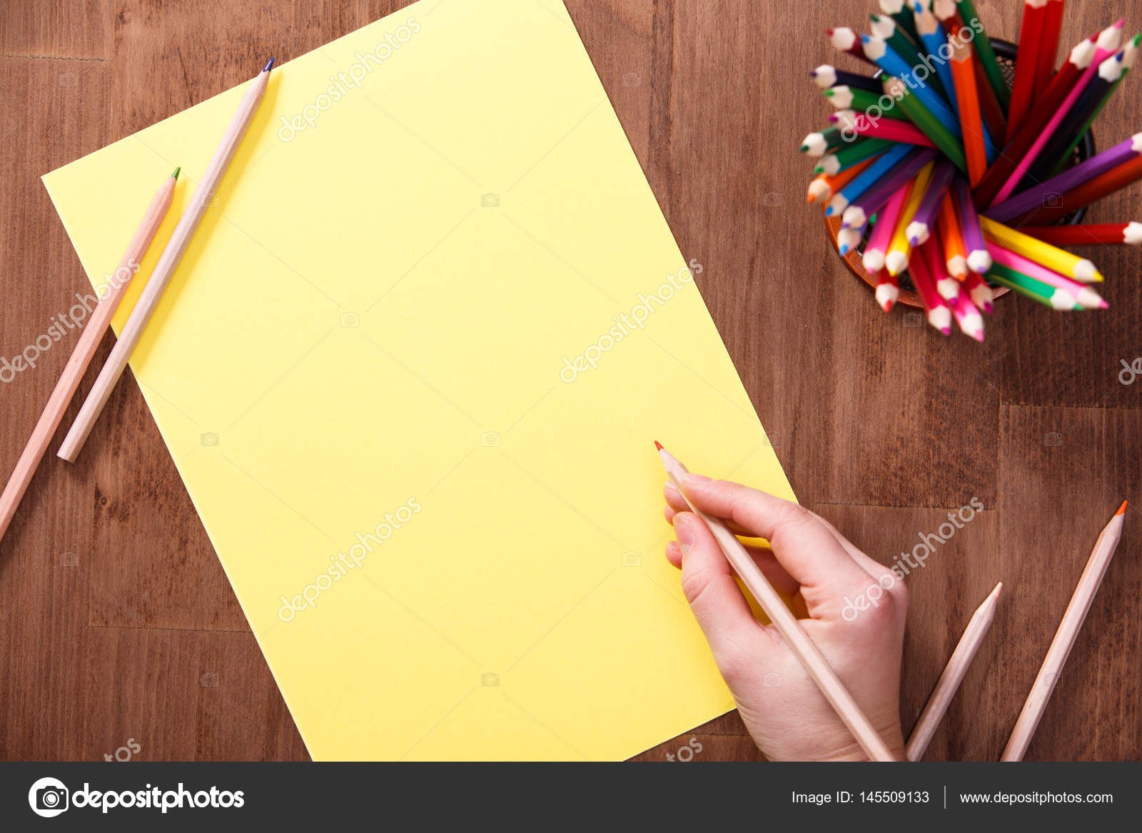 Ragazza disegna con matite colorate su carta gialla sul tavolo di legno Mockup Priorit  bassa marrone Mucchio delle matite colorate Concetto Disegno e