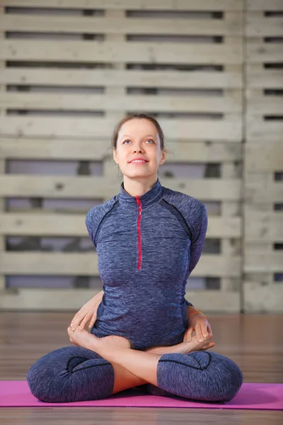 Retrato de menina do esporte fazendo exercício de ioga no maet de ioga rosa no ginásio — Fotografia de Stock