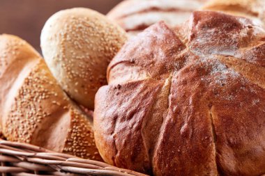 Hasır sepet içinde pişmiş ekmek çeşitleri