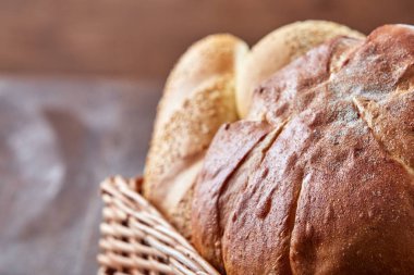 Hasır sepet kahverengi zemin üzerinde farklı beyaz ekmek. Yakın çekim.