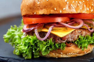 Klasik hamburger makro siyah arka plan ve seçici odak ile