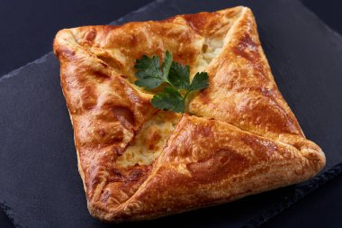 Siyah arka plan üzerine maydanoz ile ev yapımı peynir puf hamur işleri