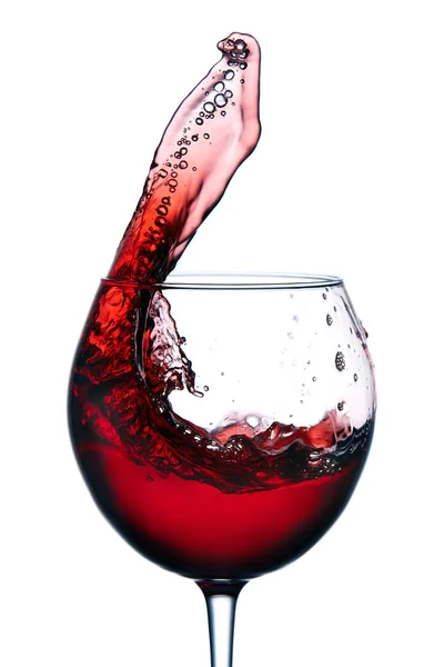 Стекло с брызгами красного вина изолированы на белом фоне — стоковое фото