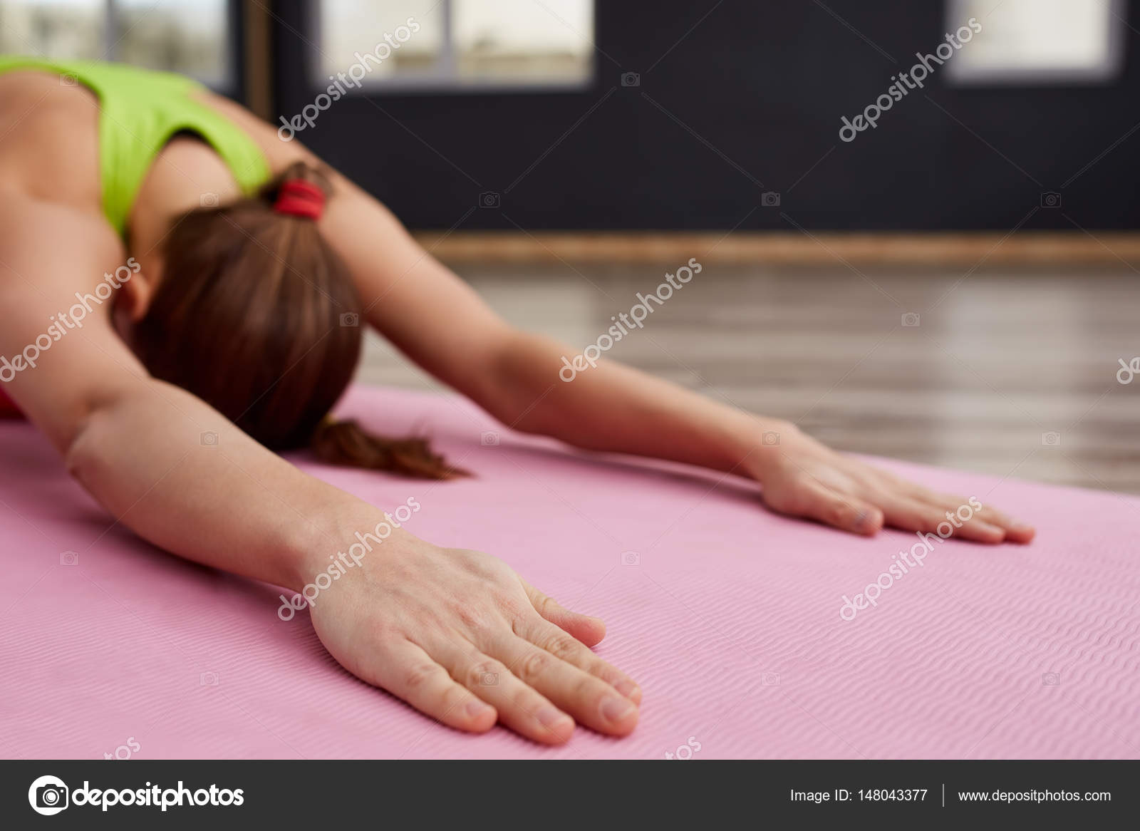 Femme Sur Yoga Classe Closeup Intérieur De Mains En Relaxant