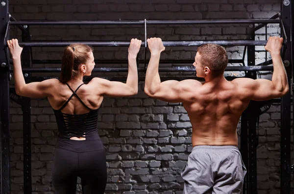 Genç çekici beyaz crossfit erkek ve kadın spor salonu, dikiz, çift çalışma dışarı