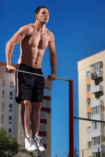 Workout, Sportler zieht die horizontale Stange hoch — Stockfoto
