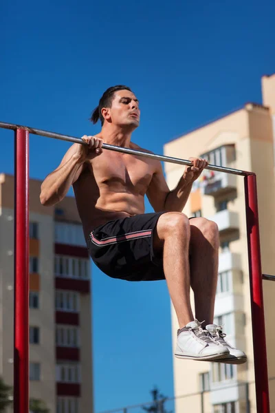 Workout, Sportler zieht die Reck mit großem Aufwand hoch — Stockfoto