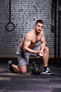 Genç sporcu adam tuğla duvara crossfit eğitim için hazırlık.