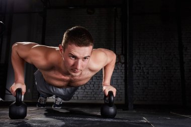 Şınav egzersiz kettlebell ile duvara karşı bir crossfit egzersiz yaparak sporcu