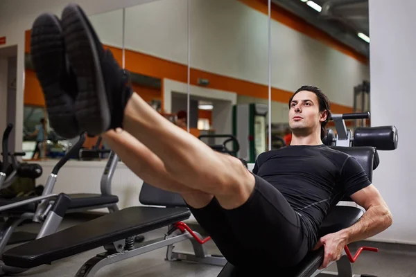 Ganzkörperporträt des muskulösen Statur-Mannes bei Beinpressübungen im Fitnessstudio. — Stockfoto