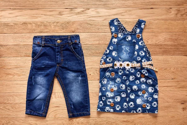 Kinder Jeans Jeanskleid auf Holz Hintergrund. — Stockfoto