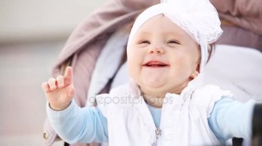 gülümsemek gülümseyen bebek arabası içinde oturan kız bebek