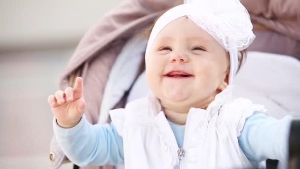 Primo piano sorridente bambina seduta nel passeggino — Video Stock