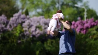 Mutlu baba parkta küçük bebeğim silah ve oyun idare.