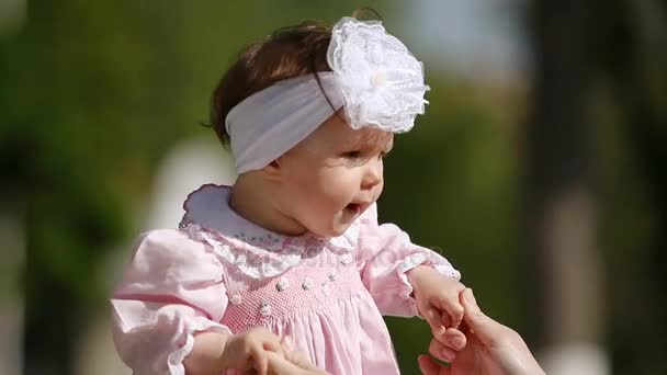 Γκρο πλαν το χαριτωμένο μωρό-κορίτσι παίζει και χορεύει στο πάρκο. — Αρχείο Βίντεο