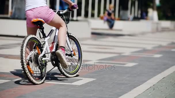 Bakifrån av den lilla flickan på cykel i sommar park i sunshine dagen. — Stockvideo