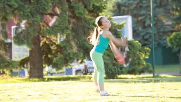 Glad och lycklig liten flicka dansa och spela på grönt gräs i parken. — Stockvideo