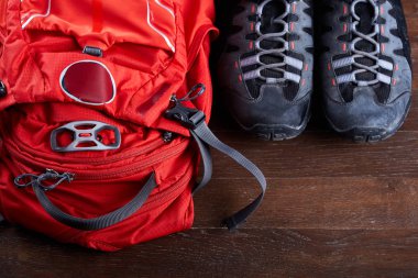 Ahşap kurullarında turist sırt çantası ve sportif ayakkabı Üstten Görünüm.